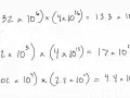 Calculs de multiplication de nombres en notation scientifique, illustrant l'utilisation des chiffres significatifs en physique.