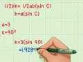 Calculer la hauteur d'un triangle : une main écrit la formule h=a(sin C) et applique les valeurs a=3, c=40°, pour obtenir h=1.928.