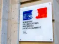 Plaque du Ministère de l'Éducation Nationale, de la Jeunesse et des Sports. Le brevet obligatoire pour passer en seconde est une étape clé.