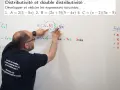 Un professeur explique la factorisation seconde et la double distributivité au tableau, détaillant les étapes pour développer et réduire des expressions mathématiques.