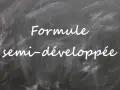 Texte écrit à la craie sur un tableau noir : "Formule semi-développée".