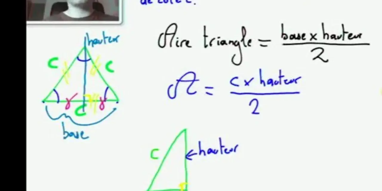 Calcul de l'aire d'un triangle isocèle. La formule est base x hauteur / 2. Un élève explique la démarche.