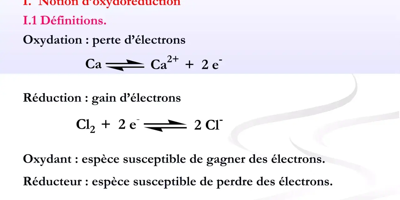 Notion d'oxydoréduction : définition de l'oxydation (perte d'électrons, ex: Ca → Ca²⁺ + 2e⁻) et de la réduction (gain d'électrons, ex: Cl₂ + 2e⁻ → 2 Cl⁻).