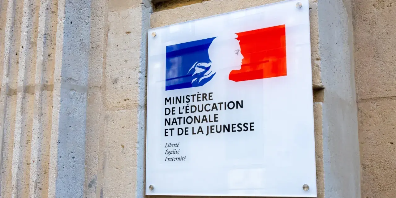 Plaque du Ministère de l'Éducation Nationale, de la Jeunesse et des Sports. Le brevet obligatoire pour passer en seconde est une étape clé.