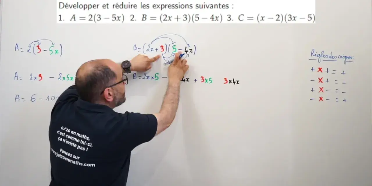 Un professeur explique la factorisation seconde et la double distributivité au tableau, détaillant les étapes pour développer et réduire des expressions mathématiques.