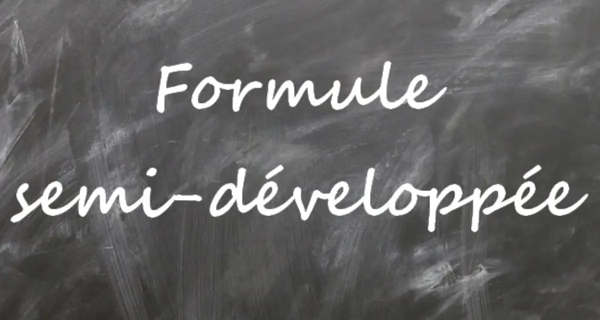 Texte écrit à la craie sur un tableau noir : "Formule semi-développée".