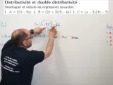 Un professeur explique la factorisation seconde et la double distributivité au tableau, détaillant les étapes pour développer et réduire des expressions mathématiques.