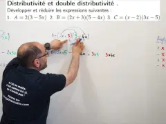 Un professeur explique la factorisation seconde et la double distributivité au tableau, détaillant les étapes pour développer et réduire des expressions mathématiques.