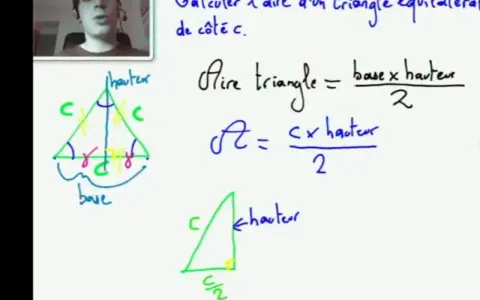 Calcul de l'aire d'un triangle isocèle. La formule est base x hauteur / 2. Un élève explique la démarche.