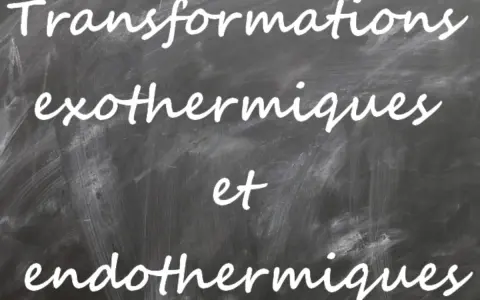 Transformations exothermiques et endothermiques sur un tableau noir.