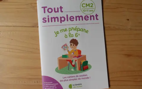 Couverture d'un cahier "Tout simplement je me prépare à la 6e" pour la révision CM2. Un garçon est assis à son bureau, prêt à étudier.
