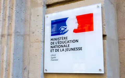 Plaque du Ministère de l'Éducation Nationale, de la Jeunesse et des Sports. Le brevet obligatoire pour passer en seconde est une étape clé.