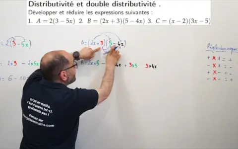 Un professeur explique la factorisation seconde et la double distributivité au tableau, détaillant les étapes pour développer et réduire des expressions mathématiques.