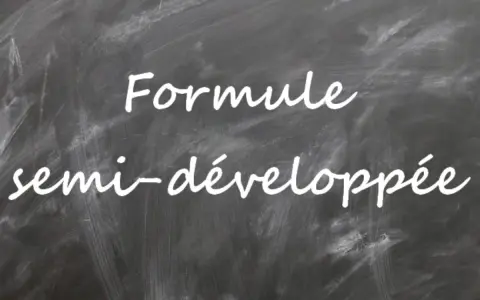 Texte écrit à la craie sur un tableau noir : "Formule semi-développée".
