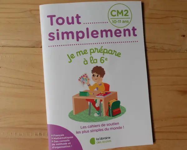 Couverture d'un cahier "Tout simplement je me prépare à la 6e" pour la révision CM2. Un garçon est assis à son bureau, prêt à étudier.