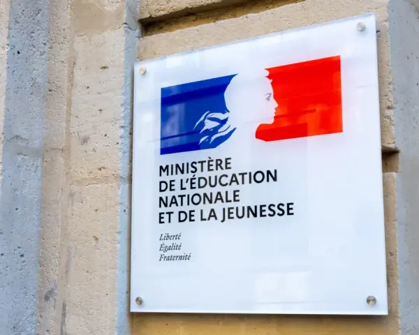 Plaque du Ministère de l'Éducation Nationale, de la Jeunesse et des Sports. Le brevet obligatoire pour passer en seconde est une étape clé.