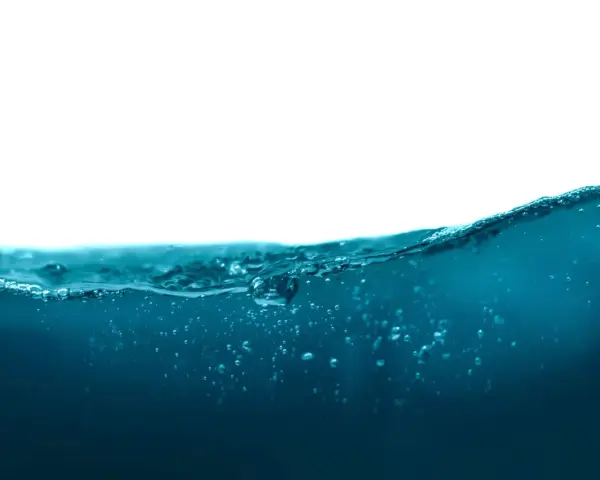 Vague d'eau bleue avec des bulles, rappelant la masse volumique de l'eau.