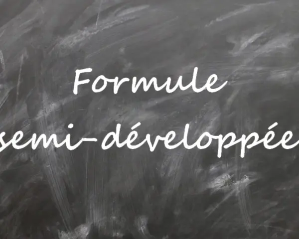 Texte écrit à la craie sur un tableau noir : "Formule semi-développée".