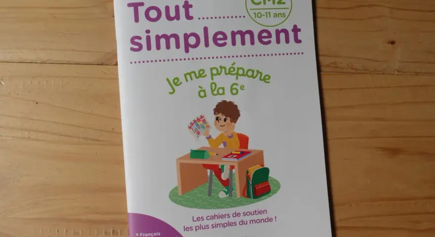 Couverture d'un cahier "Tout simplement je me prépare à la 6e" pour la révision CM2. Un garçon est assis à son bureau, prêt à étudier.