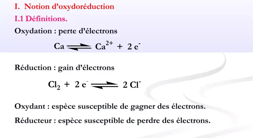Notion d'oxydoréduction : définition de l'oxydation (perte d'électrons, ex: Ca → Ca²⁺ + 2e⁻) et de la réduction (gain d'électrons, ex: Cl₂ + 2e⁻ → 2 Cl⁻).