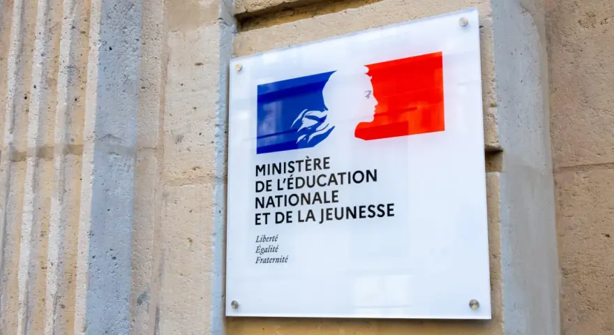 Plaque du Ministère de l'Éducation Nationale, de la Jeunesse et des Sports. Le brevet obligatoire pour passer en seconde est une étape clé.