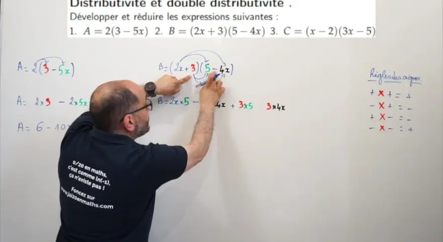 Un professeur explique la factorisation seconde et la double distributivité au tableau, détaillant les étapes pour développer et réduire des expressions mathématiques.