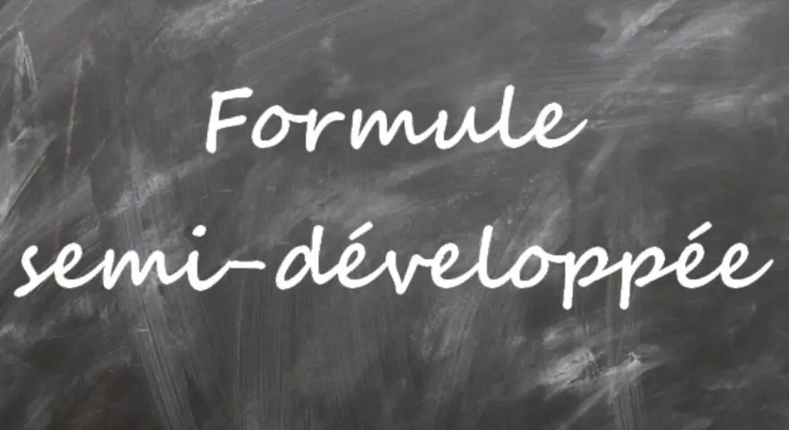 Texte écrit à la craie sur un tableau noir : "Formule semi-développée".