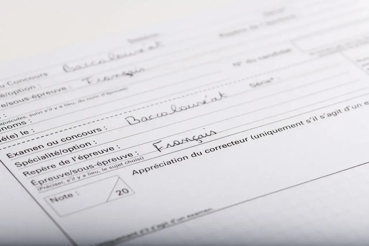 Un bulletin de notes du baccalauréat avec la mention