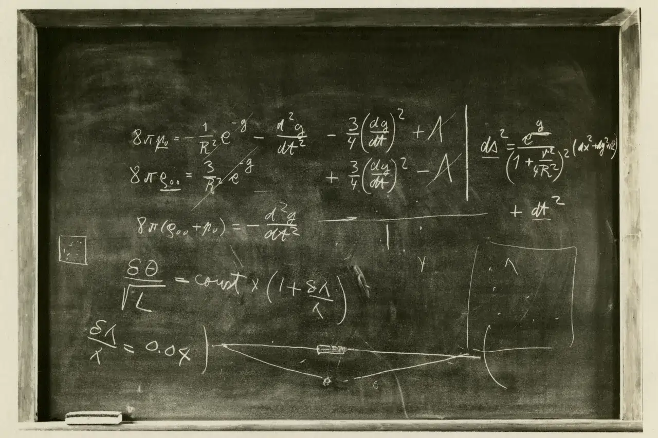 Tableau noir couvert d'&eacute;quations complexes, peut-&ecirc;tre une tentative de formaliser une conjecture. Des symboles math&eacute;matiques et des d&eacute;riv&eacute;es pars&egrave;ment la surface.