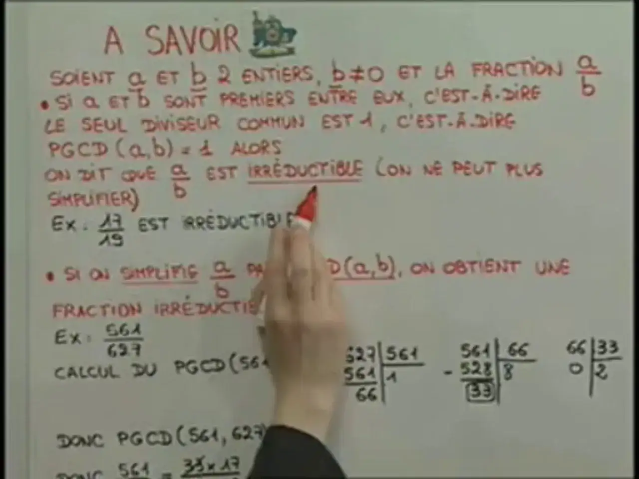 Le&ccedil;on sur comment simplifier une fraction. Une fraction est irr&eacute;ductible si son PGCD est 1. Exemple de calcul de PGCD pour simplifier 561/627.