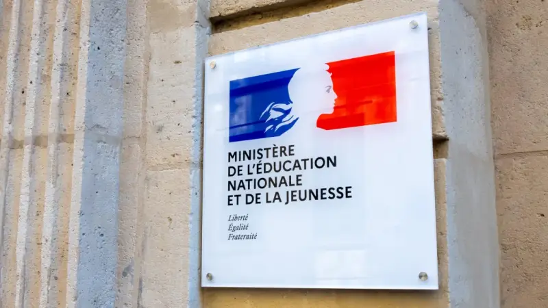 Plaque du Ministère de l'Éducation Nationale, de la Jeunesse et des Sports. Le brevet obligatoire pour passer en seconde est une étape clé.