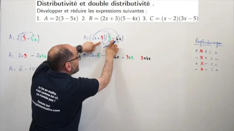 Un professeur explique la factorisation seconde et la double distributivité au tableau, détaillant les étapes pour développer et réduire des expressions mathématiques.